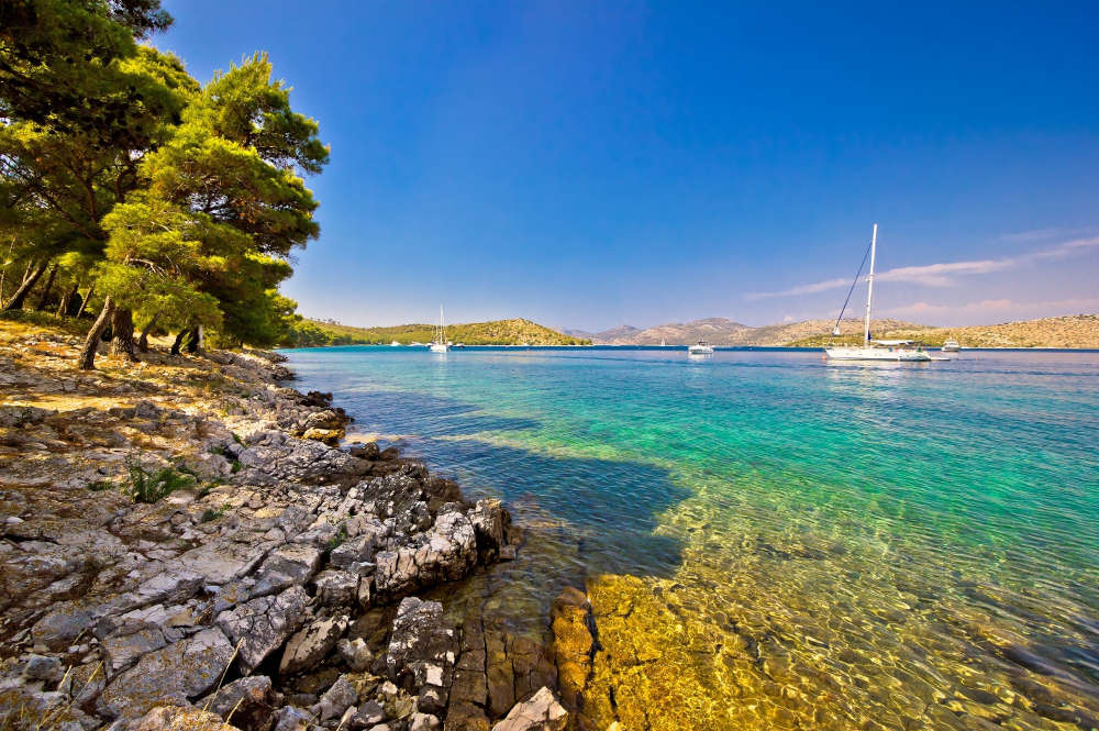 Discover the Split archipelago with a chartered sailing boat 