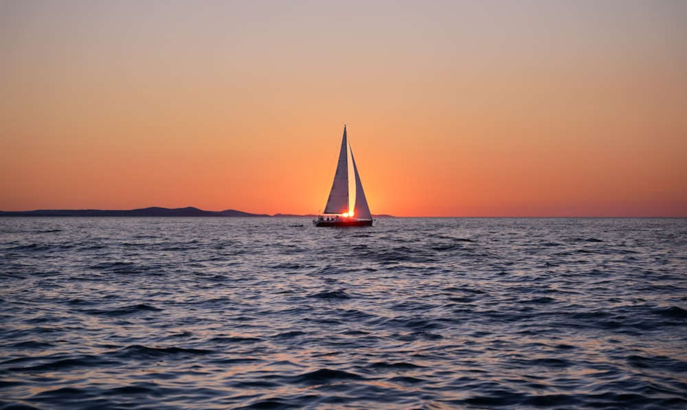 Romantischer Kurzurlaub am Meer zu zweit – wohin segeln, was besuchen?