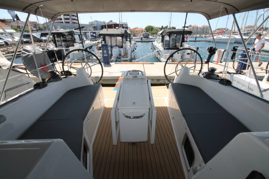 Sun Odyssey 410, Bona Res